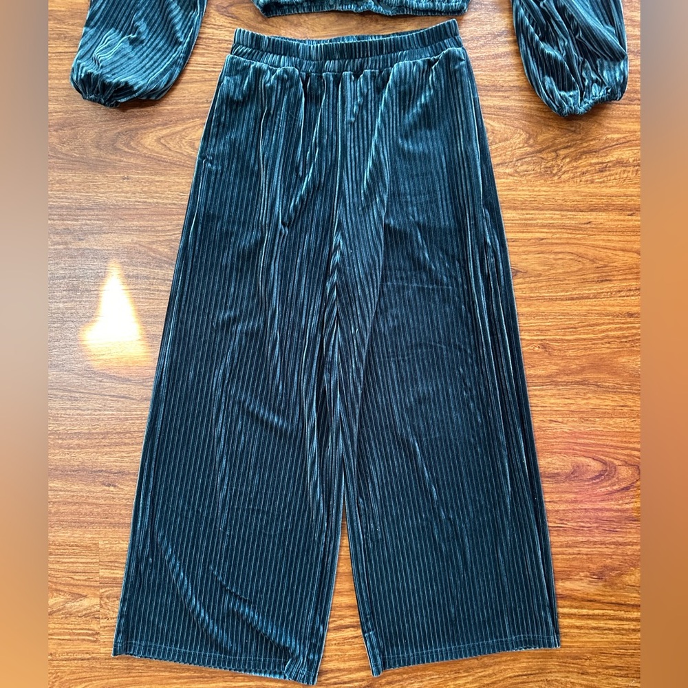 NWOT Miss Sparkling Elegant Teal Velvet Pleated Set Medium - Picture 6 of 6